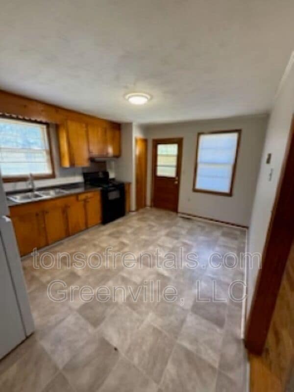 Building Photo - 113 Pineview Rd