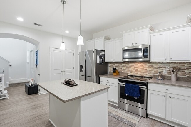 Building Photo - 17 Crown Ct