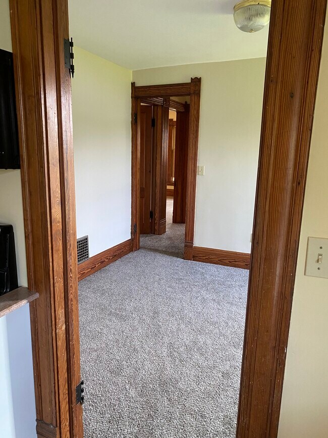 walk thru to other rooms - 400 Nottingham Rd