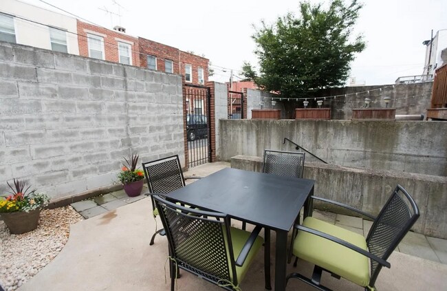 Building Photo - 2545 E Dauphin St