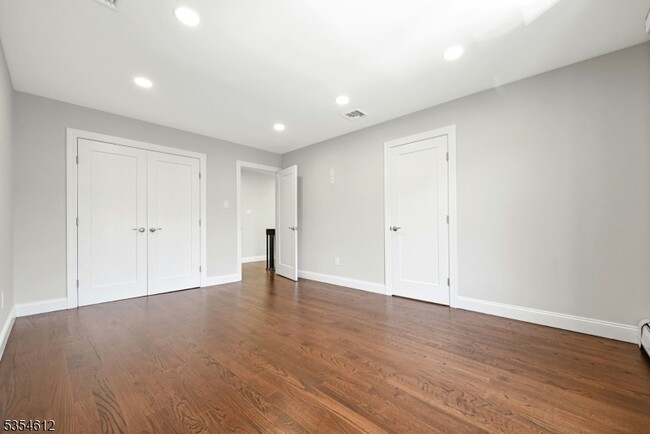 Building Photo - 266 Garibaldi Ave