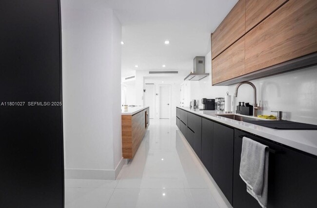 Building Photo - 5600 Collins Ave