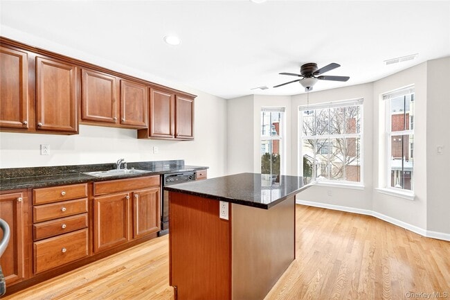 Building Photo - 17 Harbor Pointe Dr