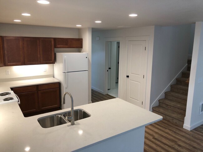 Building Photo - 4.5 Bathrooms ! 4 large bedrooms! Close to CWU