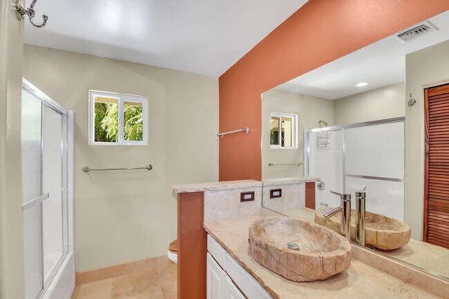 Building Photo - Pet Friendly, Fully Furnished Home in Keau...