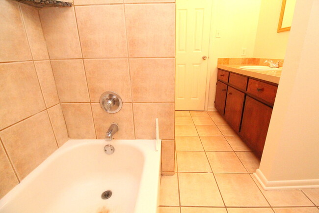 Building Photo - 2BR/1BA Apartment in Prime Pace Location –...