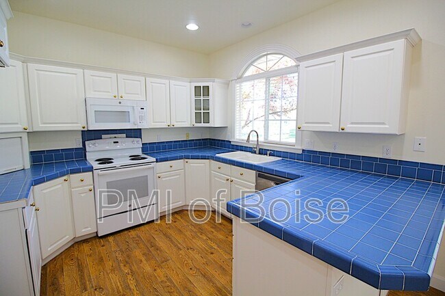 Building Photo - 85 S Linder Rd