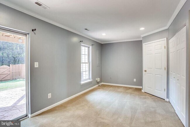 Building Photo - 25242 Dunvegan Square