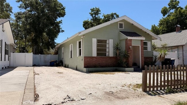 Building Photo - 905 Jones St