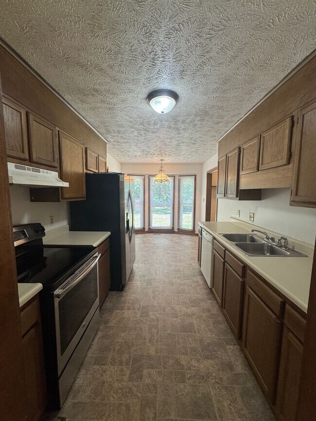 Building Photo - Cute 3 Bedroom Ranch with Large Yard