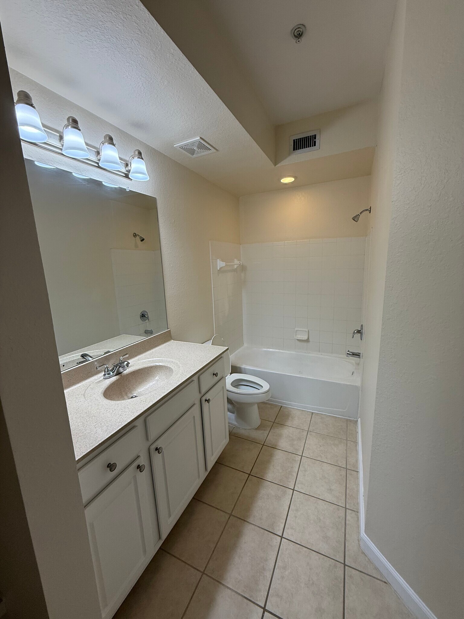 2nd Bath - 2 - 10075 Gate Pky N