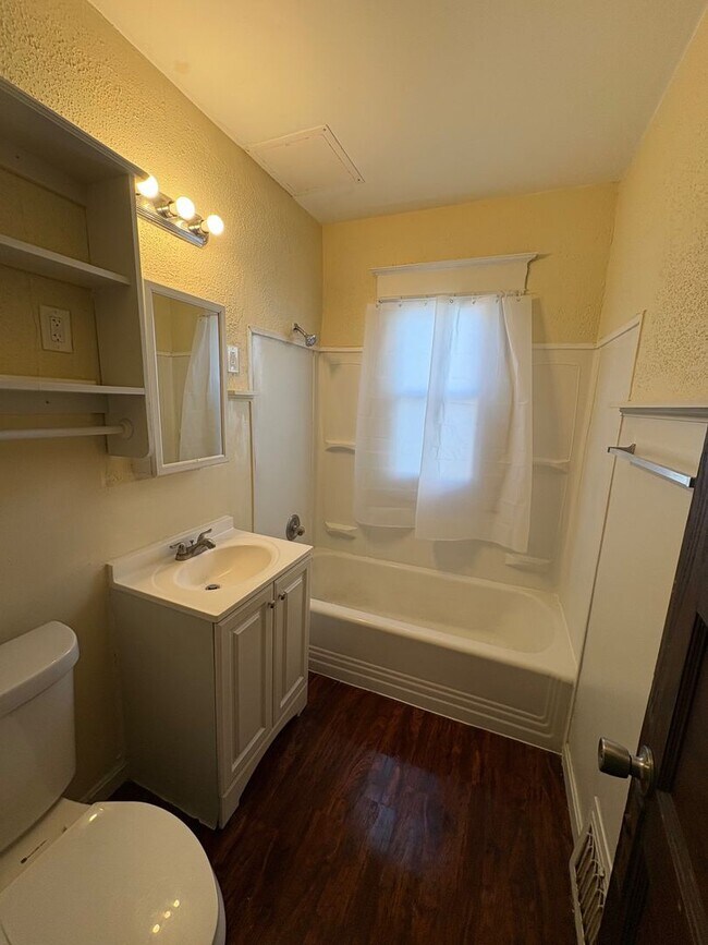 Building Photo - 117-119 S Gardiner Ave