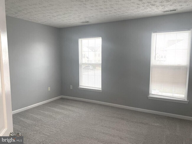 Building Photo - Beautiful 3bd 2/2bth duplex with attached ...