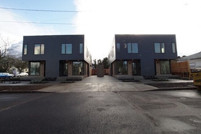 Building Photo - Beautiful 2bd/2.5ba North Portland Townhom...