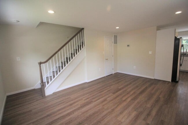 Building Photo - 10717 Maple St