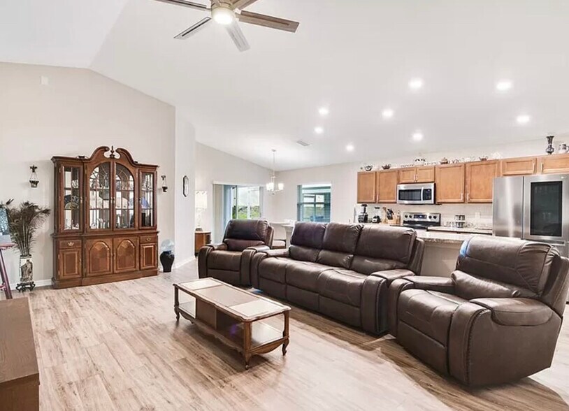 Building Photo - 338 Pentas Ln