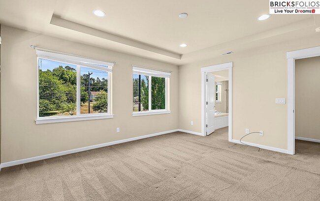 Building Photo - Natural Light-Filled Renton Home with Spac...