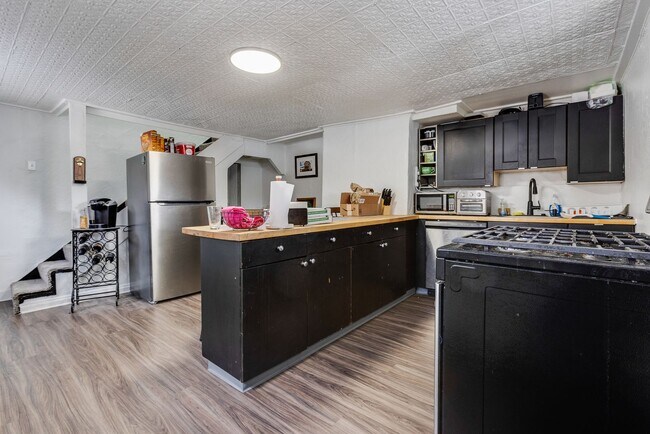 Building Photo - AVAILABLE MAY 2026 - Spacious 3 Bedroom Home w/ Non-Traditional Layout!