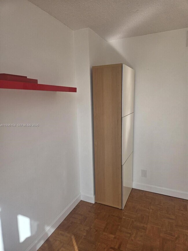 Building Photo - 800 Parkview Dr