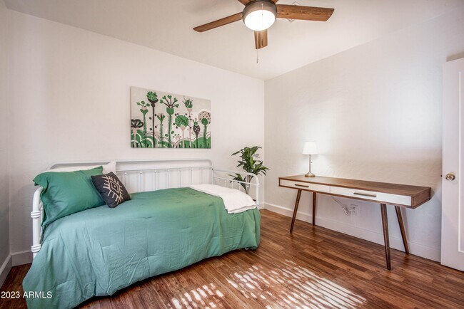 Building Photo - 1301 W Glenrosa Ave