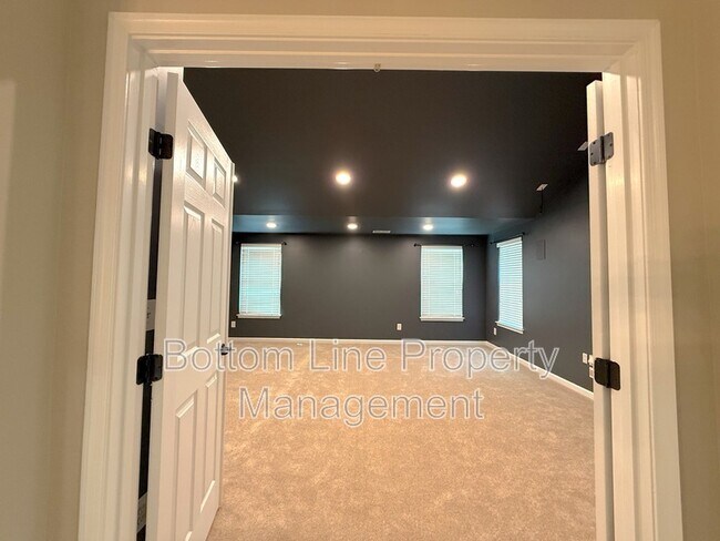Building Photo - 15007 Skypark Dr