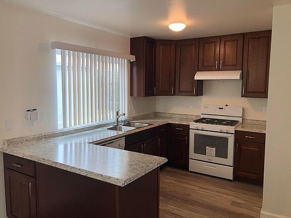 Kitchen with spacious counters and cabinets - 830 N Adele St