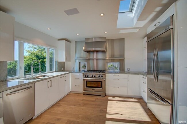 Building Photo - 2880 Chateau Way