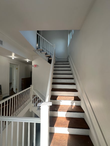 Building Photo - 2567 Bank St