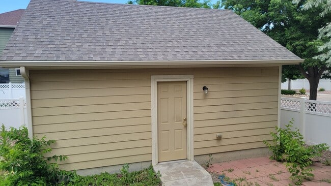 Building Photo - Single Family 3 Bed, 2.5 Bath Home - Avail...