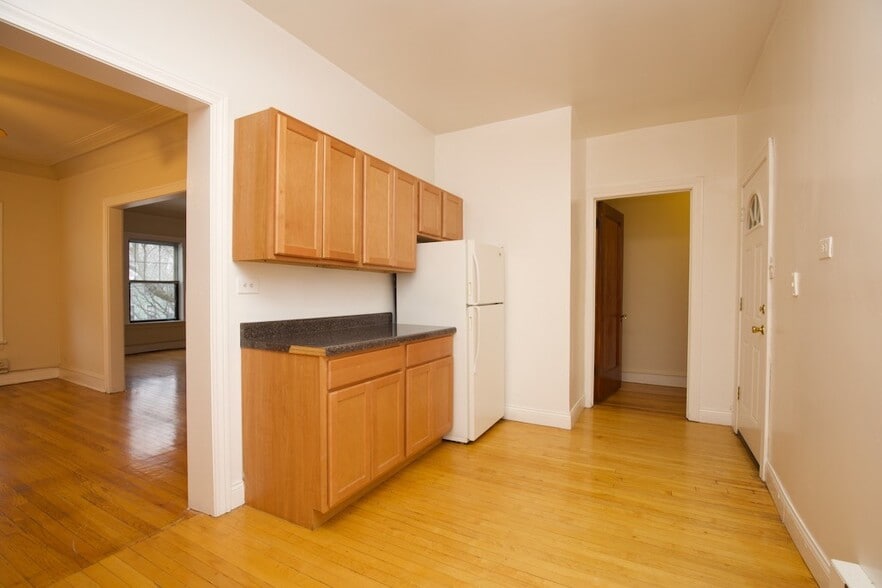 Building Photo - 1305 Oak Ave