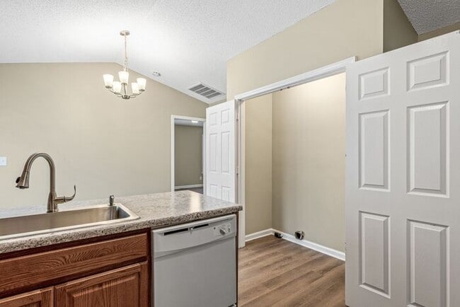 Building Photo - Welcome to this charming 4 bedroom, 2 bathroom home located in Greensboro, NC.