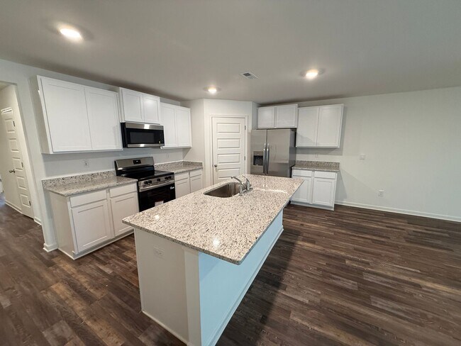 Building Photo - Caffee sub-division, very close to Mercedes plant, one level 4 Bedroom/2 Bath 1774 sqft