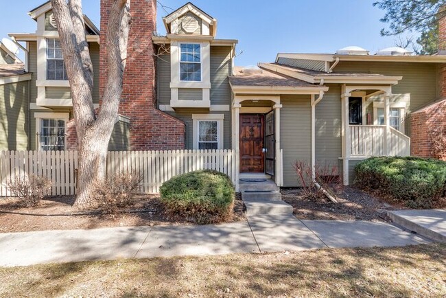 Primary Photo - 2 bed 1 bath Townhome with a 2 car garage