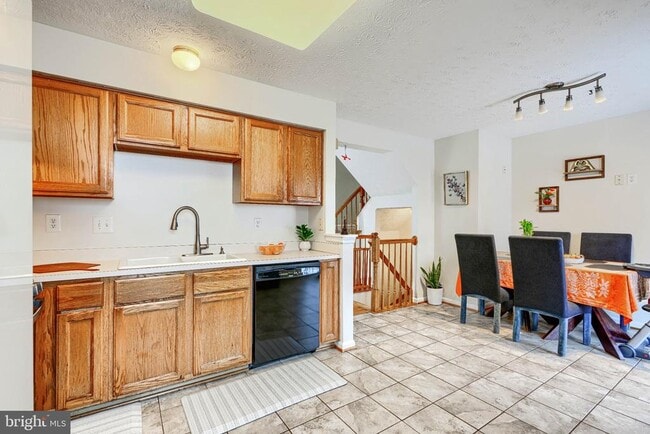 Building Photo - 10 Bluestem Ct