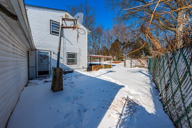 Building Photo - Huge House With Oversized Bedrooms!