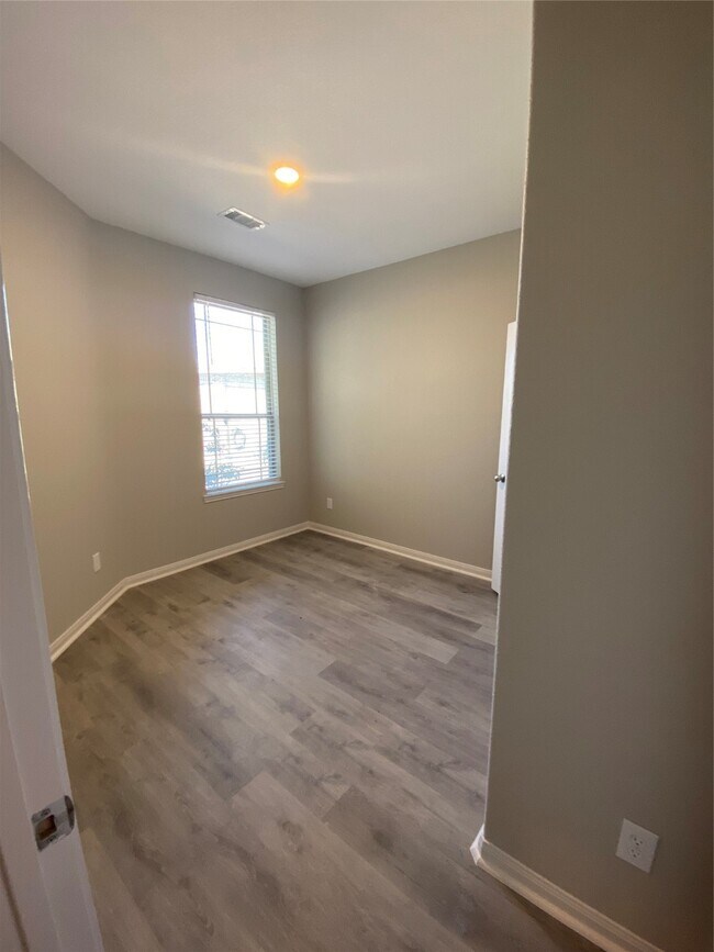 Building Photo - 16620 Merry Pines Dr