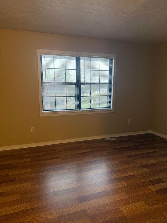 Building Photo - 3 Bedroom/2.5 bath Townhome Located on Bloomington's Southside - Available April 2026!