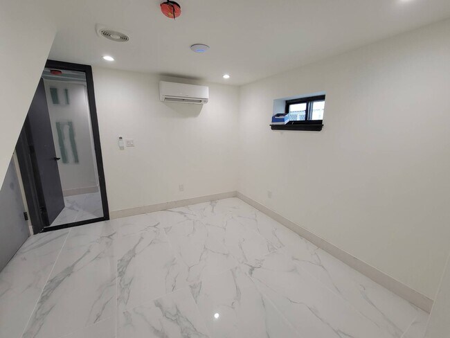 Building Photo - 2736 E 21st St