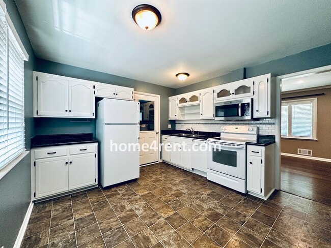 Building Photo - Beautiful Hardwoods w Fenced-in Yard!