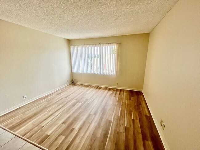 Building Photo - Upstairs 2BD/2BTH with Central A/C, Privat...