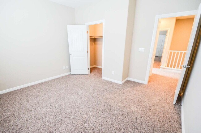 Building Photo - "Spacious 4-Bedroom Retreat with 2.5 Baths in Vibrant Las Vegas Locale!"