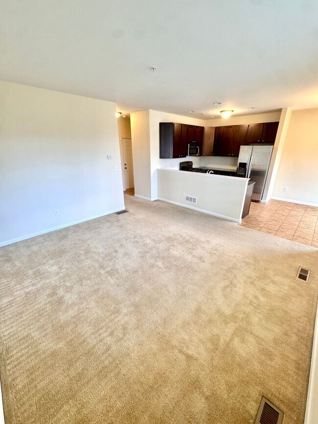 Building Photo - PARKLAND SCHOOLS! THREE BEDROOM TOWNHOME