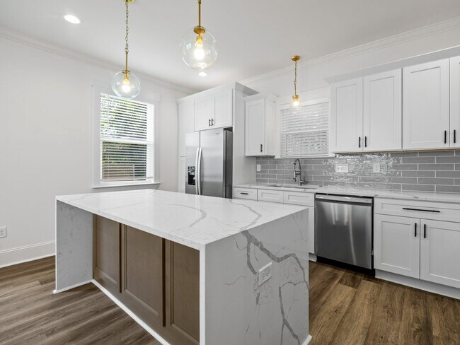 Building Photo - 214 Averill St