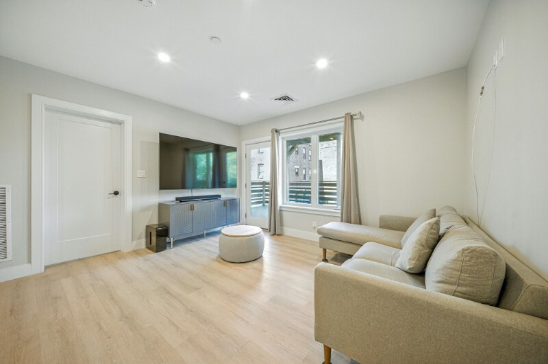 Building Photo - 25 2nd St