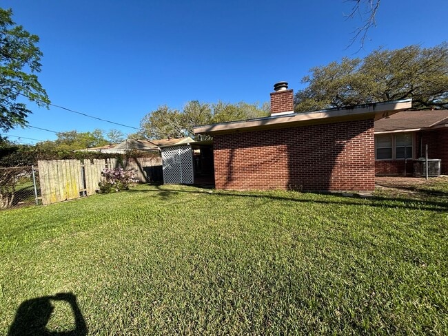 Building Photo - Large home in Brooadmor!
