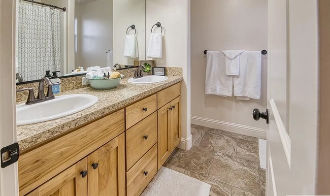 Building Photo - 5 Bed 3 Bath Home in Idaho Falls