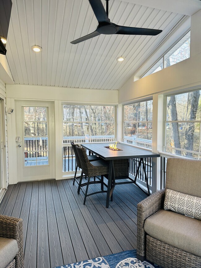 Building Photo - 6694 Huntshire Dr