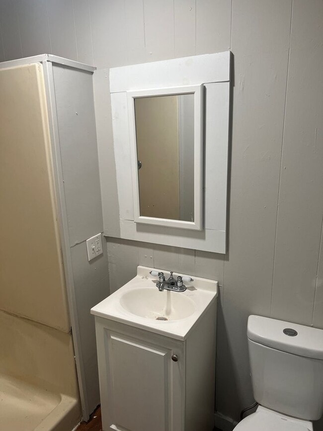 Building Photo - YOUNGSTOWN WEST SIDE 2 BEDROOM