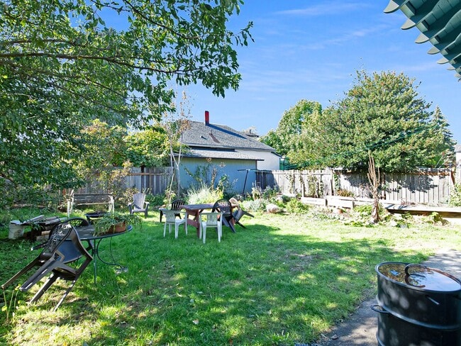 Building Photo - 5265 NE 14th Pl