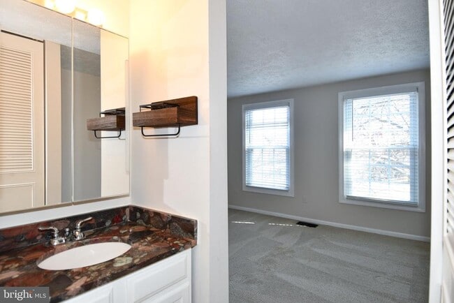 Building Photo - 1648 Fieldthorn Dr